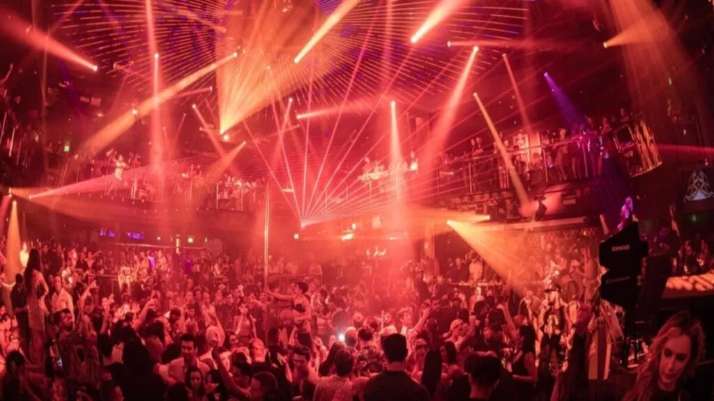 Vista iluminada de un club en Miami que refleja el liderazgo internacional de E11even