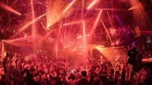 Vista iluminada de un club en Miami que refleja el liderazgo internacional de E11even