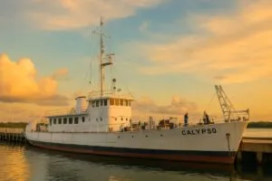 El barco Calypso de Jacques Cousteau anclado en un puerto de Florida antes de su restauración completa