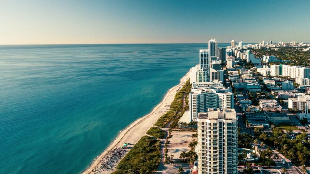 Vista urbana de Miami Beach con infraestructura de resiliencia ante la crisis climatica y presencia de agua en zonas bajas