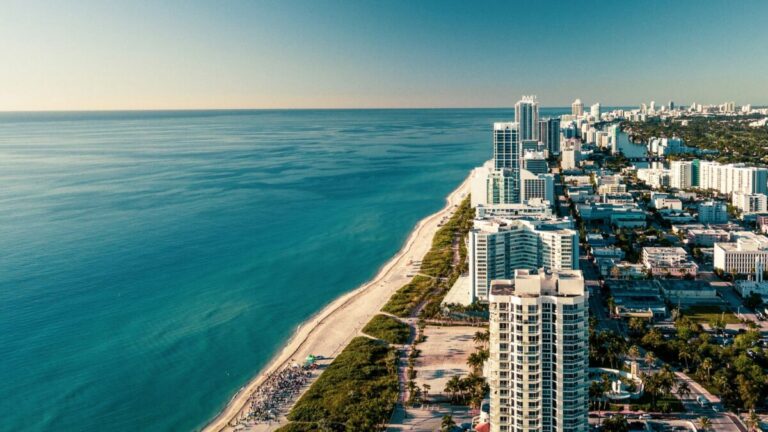 Vista urbana de Miami Beach con infraestructura de resiliencia ante la crisis climatica y presencia de agua en zonas bajas
