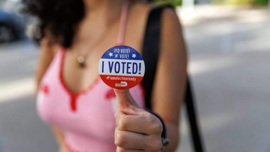 Urnas y votantes en Miami reflejan la diversidad y competencia de la elección por la alcaldía.