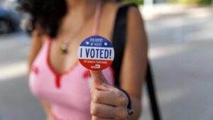 Urnas y votantes en Miami reflejan la diversidad y competencia de la elección por la alcaldía.