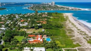 Residencia de lujo en Palm Beach con diseño mediterráneo y vista al océano