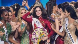 Fátima Bosch coronada en Miss Universo en un escenario iluminado en Bangkok, rodeada de participantes, en medio de cuestionamientos por escándalos recientes.