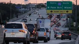 Vista aérea de autopistas en Florida con tráfico moderado durante los mejores momentos para viajar según proyecciones de movilidad