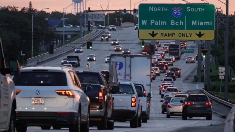 Vista aérea de autopistas en Florida con tráfico moderado durante los mejores momentos para viajar según proyecciones de movilidad