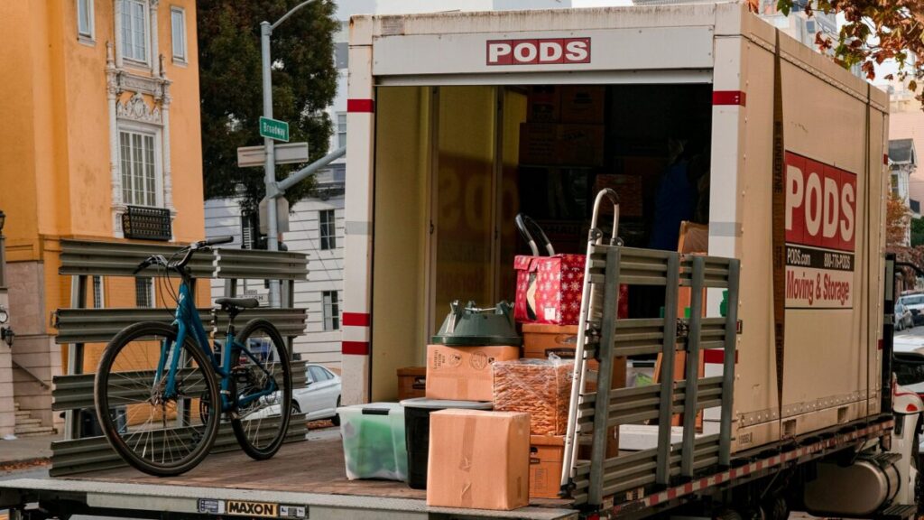 Vista urbana de Miami con edificios residenciales y un cartel de “for rent”, reflejando el aumento del costo de vida en Florida.