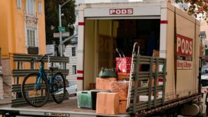 Vista urbana de Miami con edificios residenciales y un cartel de “for rent”, reflejando el aumento del costo de vida en Florida.