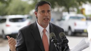 Votantes de Miami ante un referéndum de límites de mandato que cuestiona dinastías políticas en el Distrito 3 con Frank Carollo.