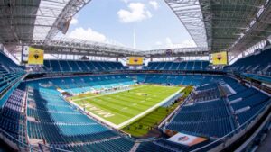 Policías afuera del Hard Rock Stadium tras arrestos por fraude de boletos.