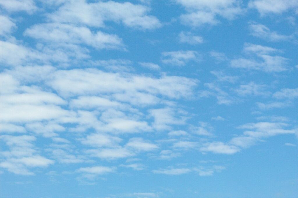 Imagen editorial de un frente frío llegando a Florida con lluvia intensa y viento, afectando calles y negocios en Miami