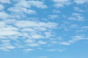 Imagen editorial de un frente frío llegando a Florida con lluvia intensa y viento, afectando calles y negocios en Miami