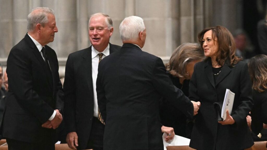 Asistentes y exmandatarios reunidos en el funeral de Dick Cheney en Washington durante una ceremonia marcada por tensiones políticas.