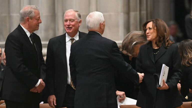 Asistentes y exmandatarios reunidos en el funeral de Dick Cheney en Washington durante una ceremonia marcada por tensiones políticas.