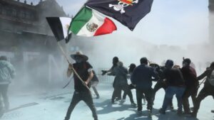 Manifestantes de Generación Z avanzan por Reforma en protesta contra violencia e impunidad en México