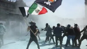 Manifestantes de Generación Z avanzan por Reforma en protesta contra violencia e impunidad en México