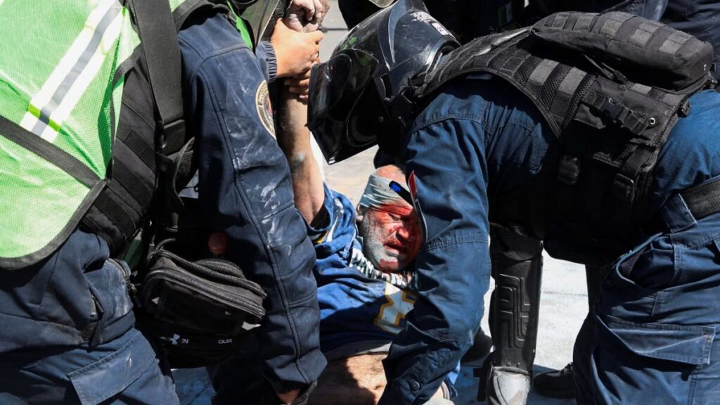Policías golpean a manifestantes de Generación Z durante protesta en el centro de la Ciudad de México, en medio de empujones y uso de fuerza.