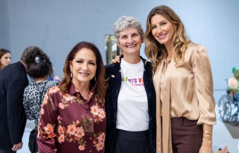 Gloria Estefan y Gisele Bündchen durante una campaña solidaria en Miami para apoyar al refugio Lotus House.