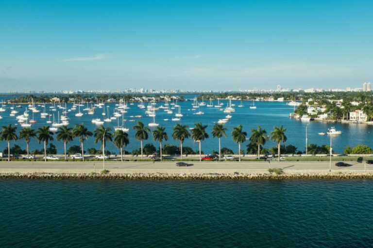 Guardia Costera revisa embarcaciones turísticas en Miami para reforzar seguridad en paseos marítimos