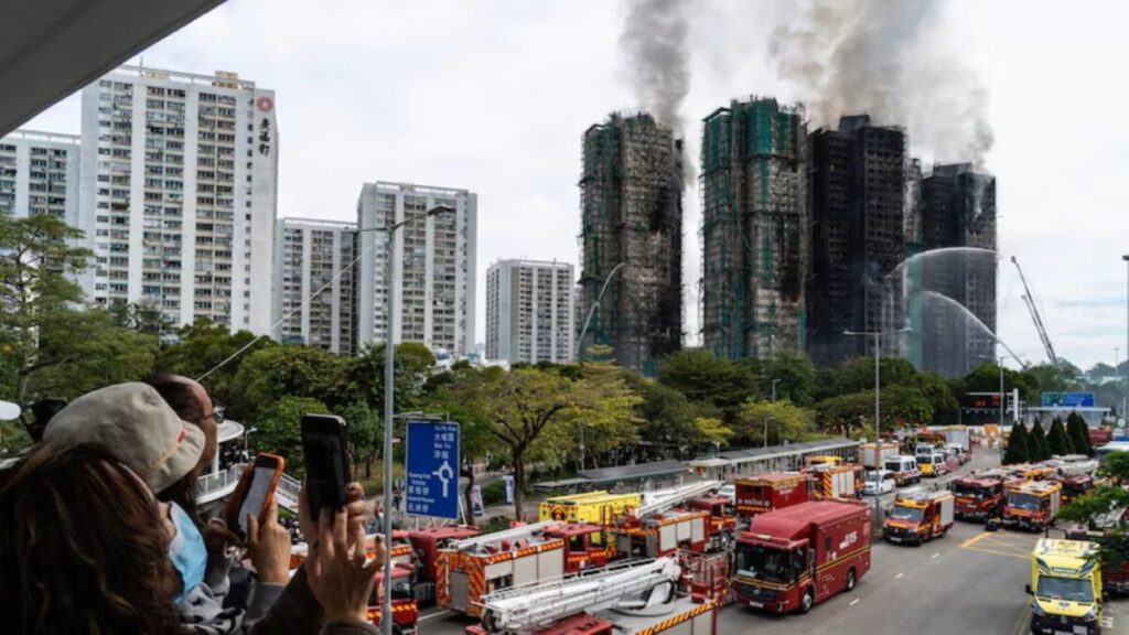 Vista aérea del complejo afectado en Hong Kong con enfoque en daños estructurales y respuesta de emergencia