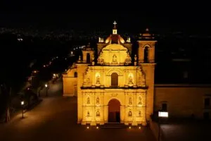 Fachada nocturna de la Basílica de la Soledad en Oaxaca iluminada con luz LED escénica y moderna