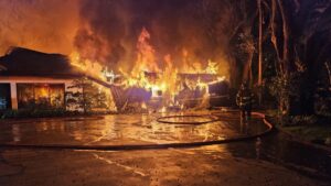 Bomberos combaten el incendio en la casa del entrenador Erik Spoelstra en el suroeste de Miami.