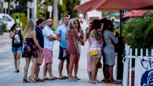 Jóvenes en Miami observando la ciudad desde un mirador mientras analizan calidad de vida y futuro urbano