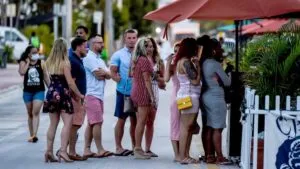 Jóvenes en Miami observando la ciudad desde un mirador mientras analizan calidad de vida y futuro urbano