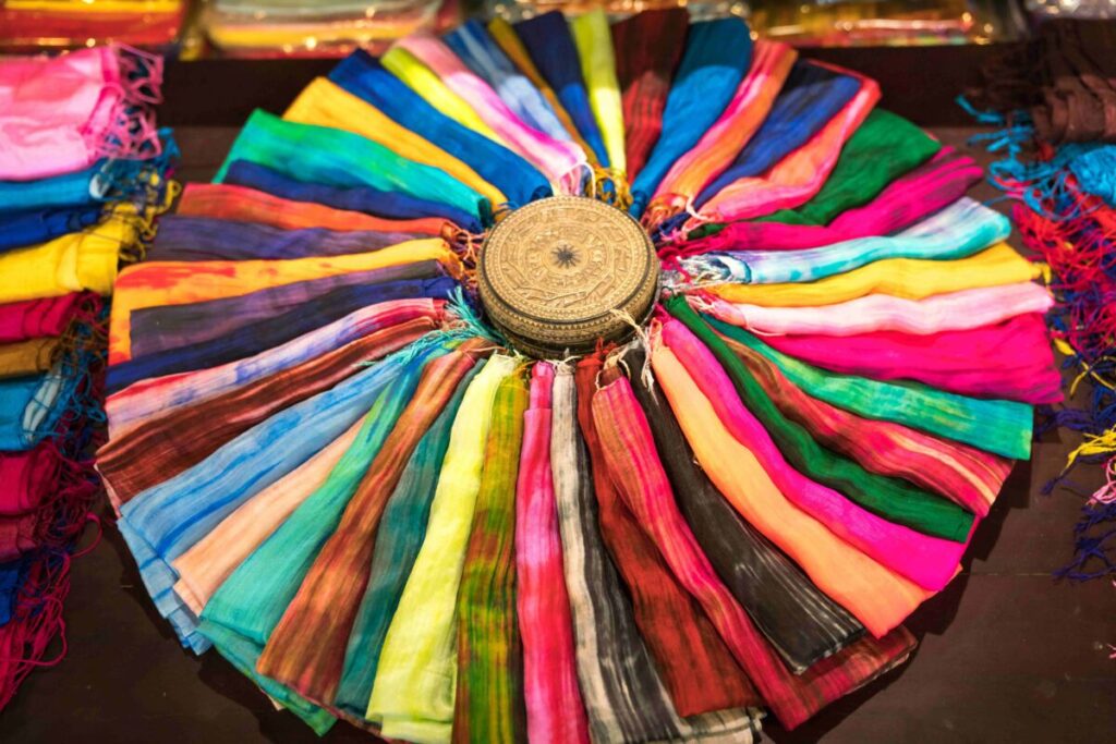 Mujeres artesanas mexicanas trabajando textiles, símbolo de economía creativa e innovación cultural