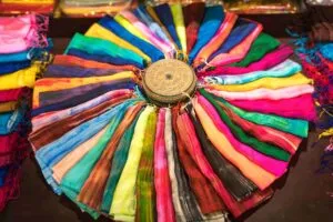 Mujeres artesanas mexicanas trabajando textiles, símbolo de economía creativa e innovación cultural