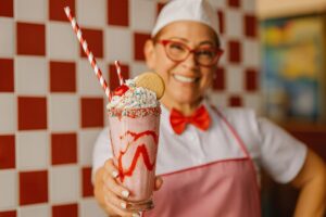 Exterior de un diner cubano moderno en Miami, con banderas cubanas y clientes locales en un ambiente vibrante