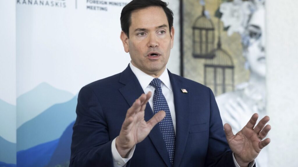 Marco Rubio en una mesa de negociación internacional analizando el plan estadounidense para Ucrania