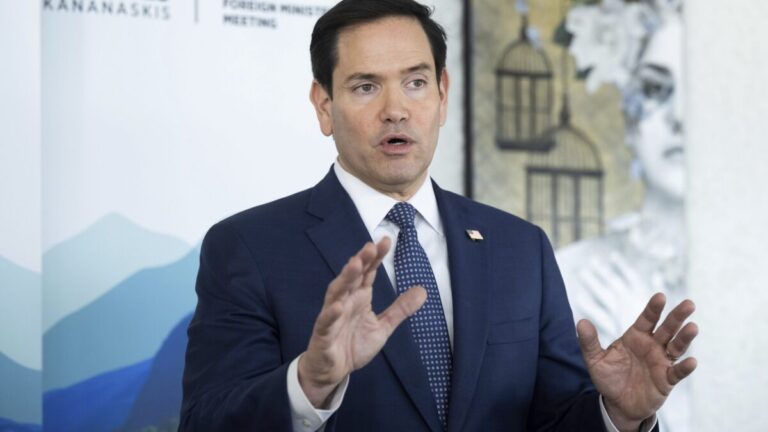 Marco Rubio en una mesa de negociación internacional analizando el plan estadounidense para Ucrania