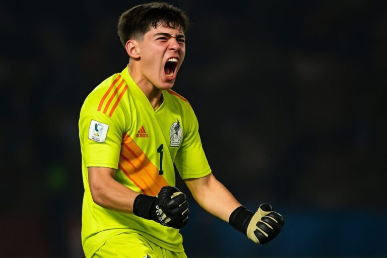 Portero de México Sub-17 celebrando tras eliminar a Argentina en penales durante el Mundial Sub-17 en Indonesia