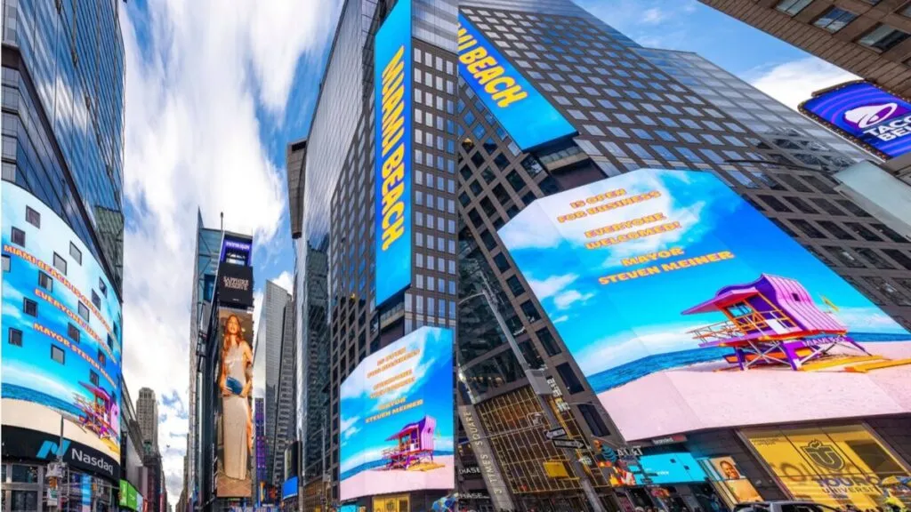 Cartel promocional inspirado en Miami Beach con enfoque en atracción de talento.