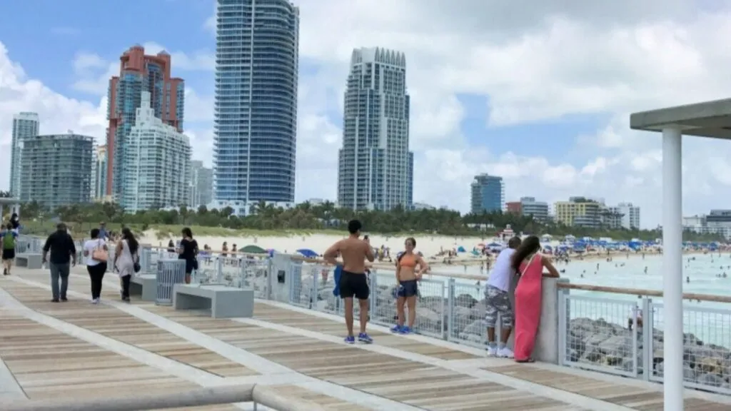 Calles anegadas en Miami-Dade con autos parcialmente sumergidos tras lluvias intensas, reflejo del aumento del riesgo de inundaciones.