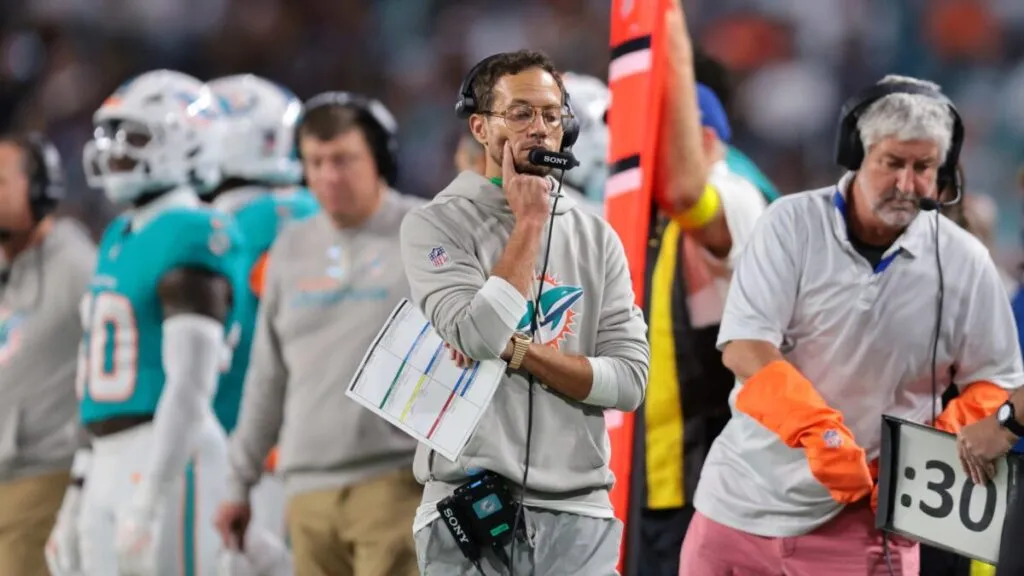 Mike McDaniel dirige entrenamiento de los Miami Dolphins tras cambios en la gerencia del equipo.