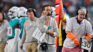 Mike McDaniel dirige entrenamiento de los Miami Dolphins tras cambios en la gerencia del equipo.