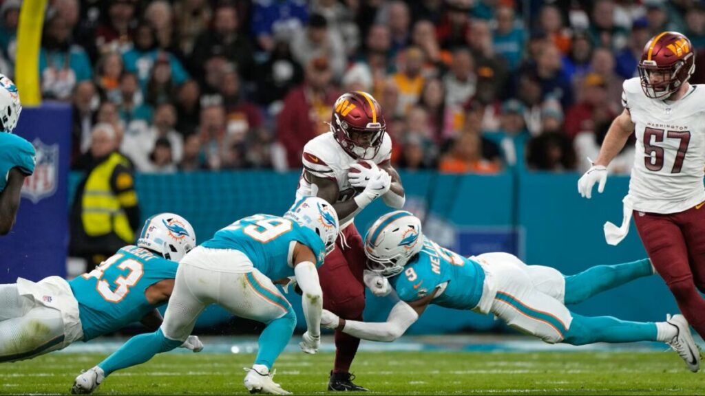 Jugadores de los Miami Dolphins celebrando en el césped del Bernabéu tras una victoria en tiempo extra ante Washington.