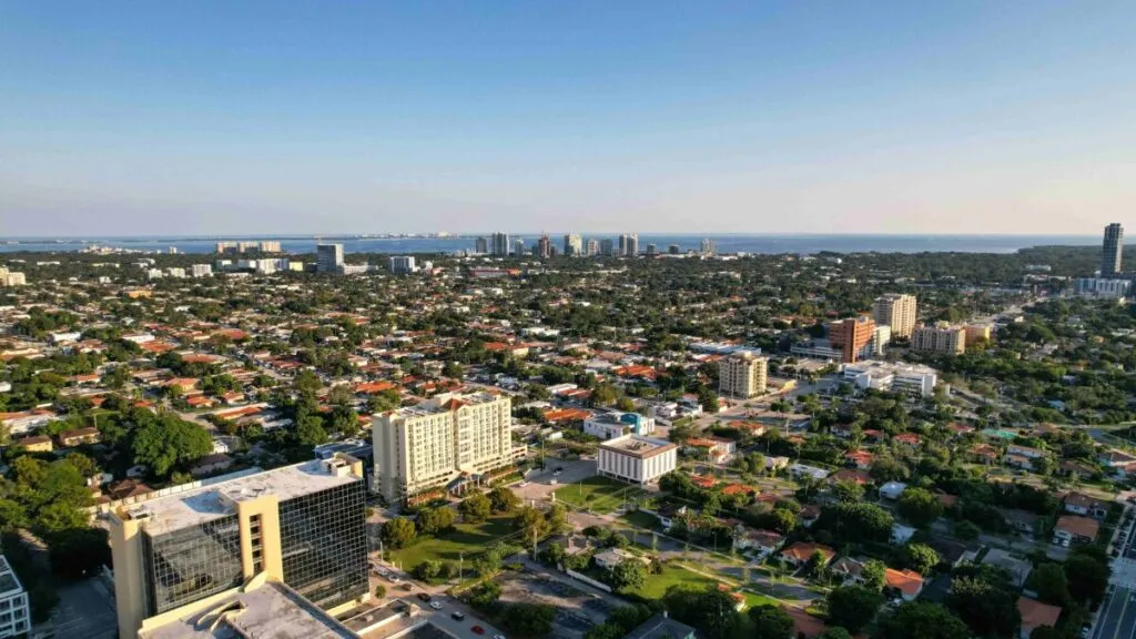 Imagen panorámica de Miami que muestra su dinamismo económico y crecimiento migratorio desde Nueva York