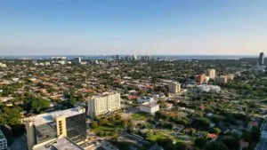 Imagen panorámica de Miami que muestra su dinamismo económico y crecimiento migratorio desde Nueva York