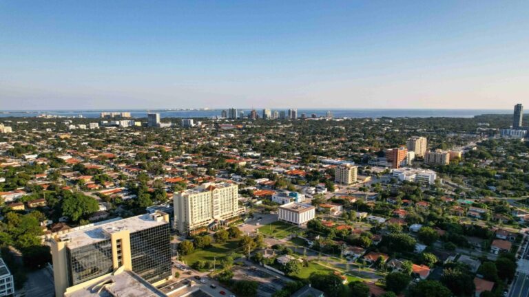 Imagen panorámica de Miami que muestra su dinamismo económico y crecimiento migratorio desde Nueva York