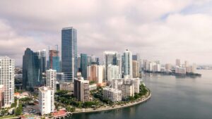 Paisaje urbano de Miami con elementos de crecimiento económico y expansión poblacional.