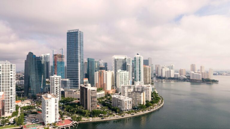 Paisaje urbano de Miami con elementos de crecimiento económico y expansión poblacional.