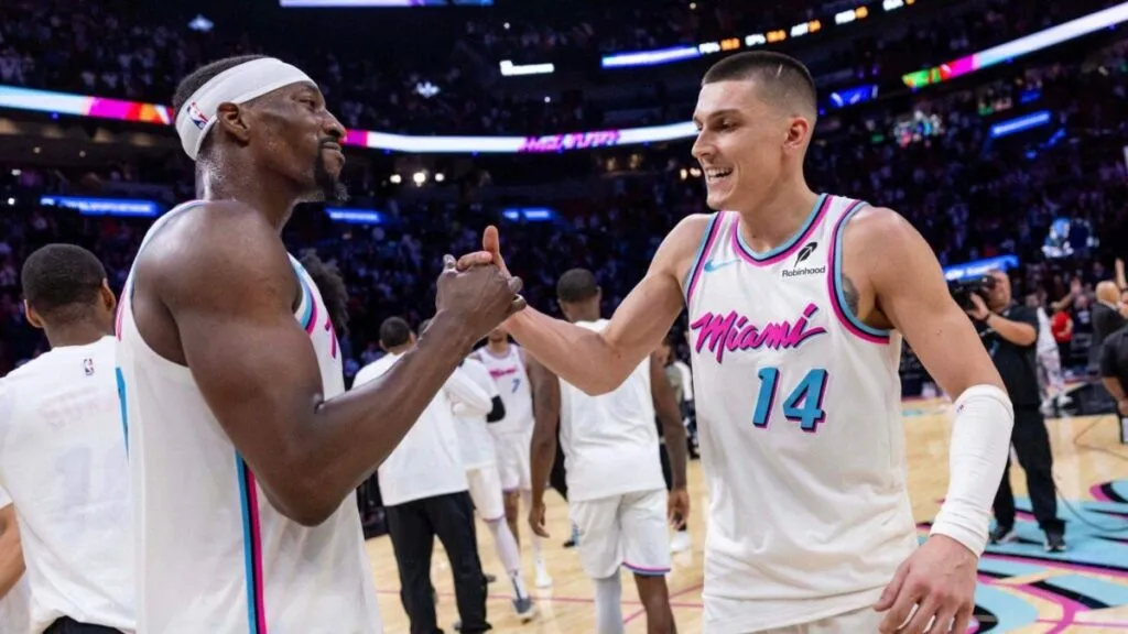 Jugadores del Miami Heat ejecutando una jugada rápida que refleja estilo ágil y colaborativo de su temporada