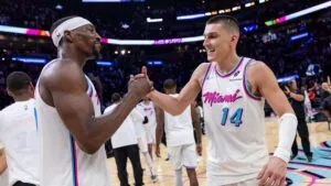 Jugadores del Miami Heat ejecutando una jugada rápida que refleja estilo ágil y colaborativo de su temporada