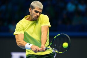 Carlos Alcaraz con jersey de los Miami Dolphins posa en Miami, conectando cultura hispana y deporte