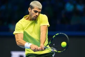 Carlos Alcaraz con jersey de los Miami Dolphins posa en Miami, conectando cultura hispana y deporte