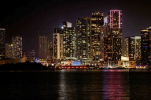 Vista panorámica de Miami con turistas y centros de negocios, destacando el auge económico y cultural hispano
